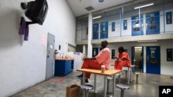 Una propuesta establece que presos federales por delitos de drogas sean liberados anticipadamente, para reducir la población carcelaria.