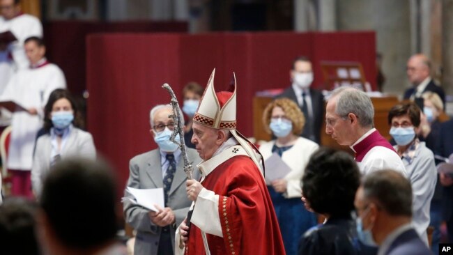 教皇方济各在梵蒂冈圣彼得大教堂举行弥撒。（2020年5月31日）