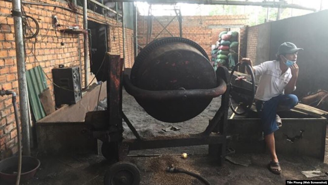 Máy trộn dùng để nhuộm cà phê với dung dịch bột pin ở cơ sở rang xay cà phê của bà Nguyễn Thị Thanh Loan. 