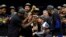 Remise du trophée au Golden State, champion de la NBA de la saison 2018 à l’issue d’une quatrième victoire d’affilée en finale contre le Cleveland Warriors, au Quicken Loans Arena, Cleveland, 8 juin 2018. (Reuters/ Kyle Terada-USA TODAY Sports)