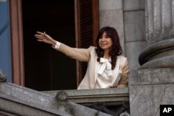 Wakil Presiden Argentina Cristina Fernandez menyapa para pendukungnya dari balkon kantornya di Kongres di Buenos Aires, Argentina, Selasa, 23 Agustus 2022. (Foto: AP)