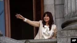Un hombre le apuntó con un arma a la vicepresidenta de Argentina, Cristina Fernández de Kirchner, aunque no habría logrado disparar.