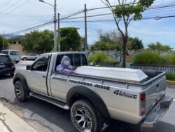 Las funerarias en El Salvador cobran entre 200 y 1.700 dólares por el servicio funerario con protocolo COVID. Esta caravana se dirige a Tejutla, Chalatenango.