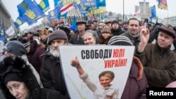 Manifestantes ucranianos piden la libertad de la líder encarcelada Yulia Tymoshenko, en la Plaza de la Independencia, en el centro de Kiev. 