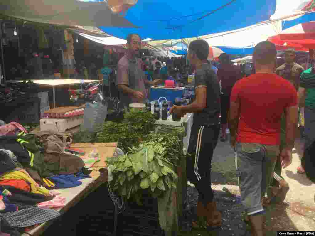 Bazarê Keskatiyê û firotina pêdivîyên jiyanê li taxa Zehra bajarê Mûsil