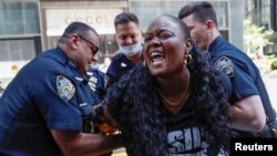 지난 18일 미국 뉴욕주 맨하탄의 트럼프 타워 앞에서 경찰들이 흑인차별반대 시위자를 체포하고 있다. 