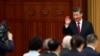 中國領導人習近平向在人大會堂裡出席國慶招待會的人群招手。（2022年9月30日）