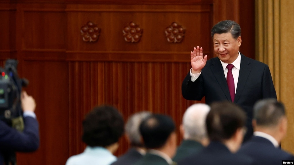 中共中央总书记、中国国家主席习近平抵达在北京人民大会堂举行的国庆招待会。(2022年9月30日)(photo:VOA)