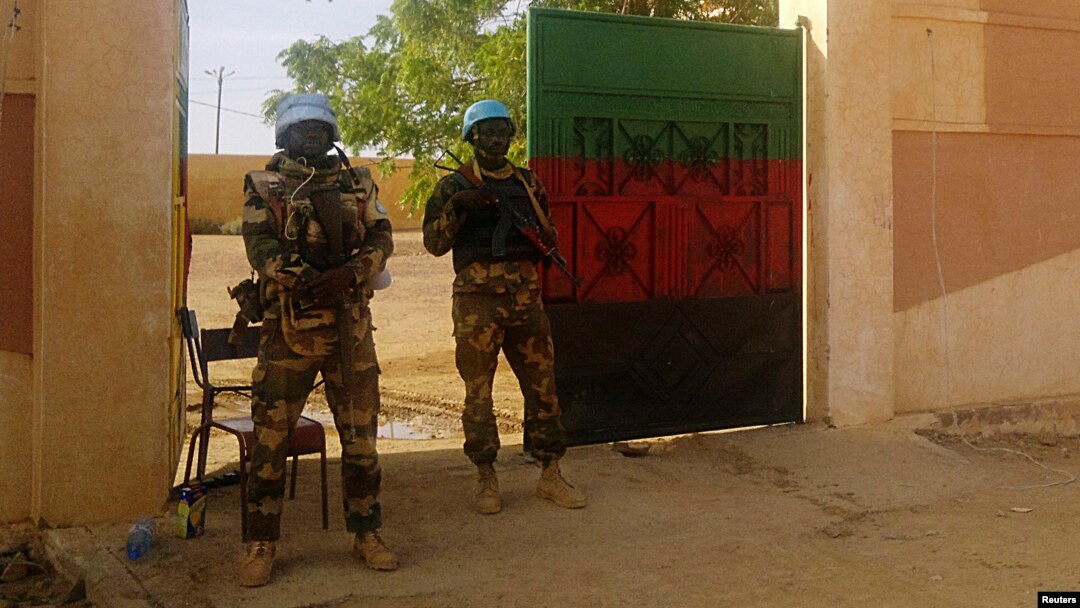 Dua anggota penjaga keamanan PBB (MINUSMA) berjaga di depan kantor gubernur di Kidal, Mali, 15 November 2013 (Foto: dok). Beberapa anggota MINUSMA dikabarkan tewas dan terluka dalam serangan bom bunuh diri di kota ini, Sabtu (14/12).