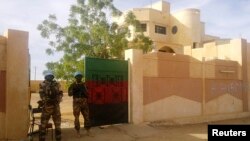 MINUSMA peacekeepers stand guard in front of the governor's office in Kidal November 15, 2013. The Tuareg rebel group MNLA officially handed control of the government buildings they occupied to United Nations peacekeepers in Kidal on Thursday. REUTERS/Str