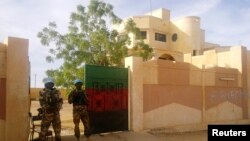 Des casques de la MINUSMA en garde devant un bureau gouvernemental à Kidal, au Mali, le 15 novembre 2013 (Reuters)