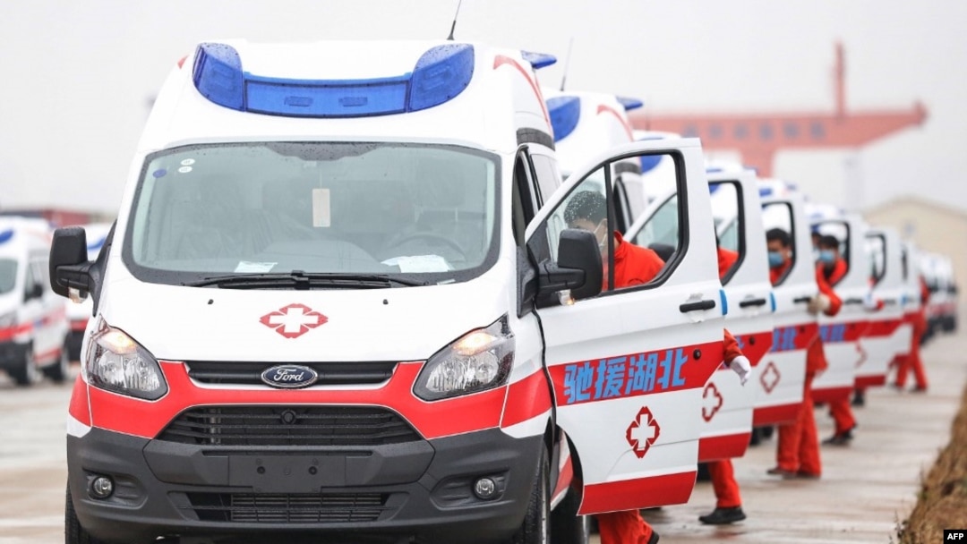 中國江西省南昌市一隊負責救護車準備前往武漢救援。（2020年2月12日）