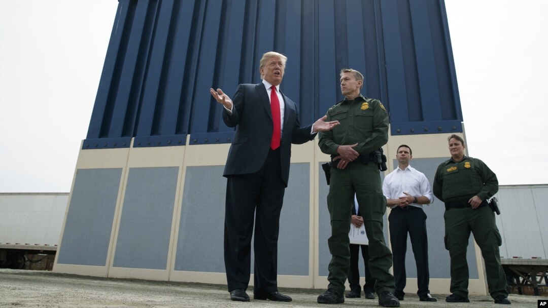 Prezident Donald Tramp AQSh-Meksika chegarasida devor prototipi qarshisida so'zlamoqda, 13-mart, 2018