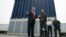 Presiden AS Donald Trump berbicara kepada media saat meninjau prototipe tembok perbatasan di San Diego, California yang berbatasan dengan Meksiko tahun lalu (foto: ilustrasi).