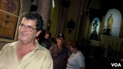 Oswaldo Payá, líder del opositor Movimiento Cristiano Liberación, tras leer una declaración sobre su Proyecto Varela en la Iglesia La Inmaculaca Concepción en La Habana, el viernes 3 de octubre de 2003 en La Habana, Cuba. 