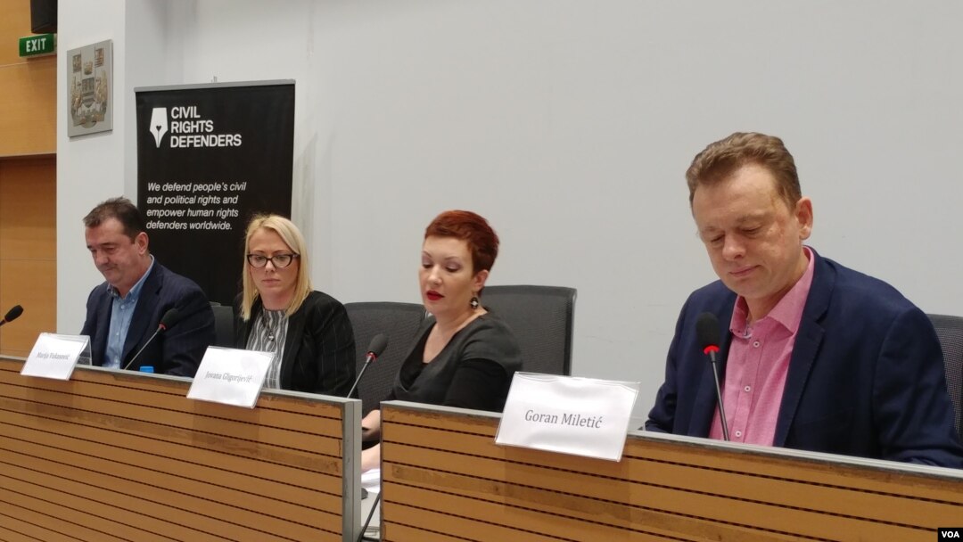 Učesnici skupa na koje je predstavljena "Hronika napada i pritisaka na novinare" Nezavisnog udruženja novinara Srbije i Sivil rajts difendersa.