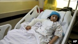 10일 아프가니스탄 카불의 한 병원에 전날 학교 주변 폭탄 공격으로 다친 학생이 입원해있다.