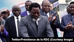 Le président de la République démocratique du Congo Joseph Kabila pose la première pierre d'une nouvelle aérogare visant à poursuivre la modernisation de l'aéroport international de N'Djili-Kinshasa, Kinshasa, 2 mai 2018. (Twitter/Présidence de la RDC)