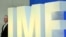 19일 미국 워싱턴의 국제통화기금 IMF 건물에 보안요원이 서 있다.