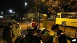 پـۆلیس و له‌شکری هه‌نگاری یارمه‌تی خه‌ڵکی گوندی کۆلۆنتار ده‌ده‌ن له‌ چۆڵکردنی گونده‌که‌یان، شه‌وی هه‌ینی 8 ی ده‌ی 2010