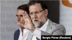 En la imagen de archivo, el presidente del gobierno español, Mariano Rajoy (D) junto al ex presidente José María Aznar en un acto de FAES en Madrid el 5 de julio de 2015. 