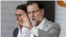 En la imagen de archivo, el presidente del gobierno español, Mariano Rajoy (D) junto al ex presidente José María Aznar en un acto de FAES en Madrid el 5 de julio de 2015. 