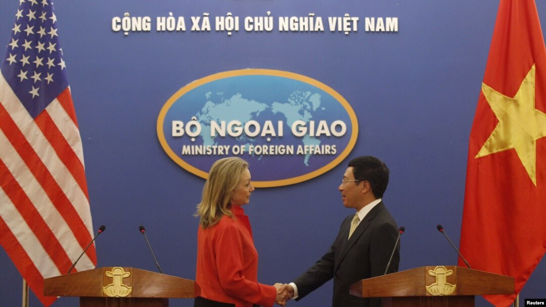 Menteri Luar Negeri AS, Hillary Clinton (kiri) berjabat tangan dengan Menteri Luar Negeri Vietnam Pham Binh Minh seusai konferensi pers di Hanoi (10/7). 