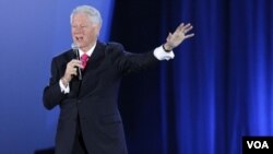 El ex presidente Bill Clinton pronunció unas breves palabras y bromeó durante el concierto.