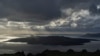 Los rayos del sol iluminan el islote volcánico de Nea Kameni, parte de la isla de Santorini afectada por un enjambre sísmico. En Grecia, el martes 4 de febrero de 2025. 