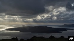 Los rayos del sol iluminan el islote volcánico de Nea Kameni, parte de la isla de Santorini afectada por un enjambre sísmico. En Grecia, el martes 4 de febrero de 2025. 