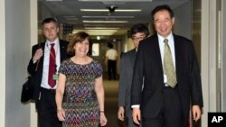 FILE - Acting Deputy U.S. Trade Representative Wendy Cutler (L) is greeted by her Japanese counterpart Hiroshi Oe (R) before their talks of the Trans-Pacific Partnership (TPP) free trade negotiations at the Foreign Ministry in Tokyo, July 9, 2015. 