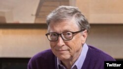 Bill Gates, el hombre que dirigió la revolución informática, un ex programador de computadoras y gerente de Microsoft, donó dinero para computadoras, internet y capacitación de bibliotecarios.