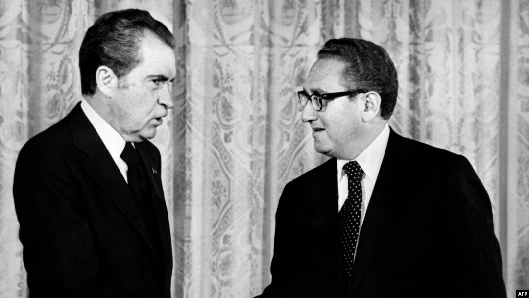 Prezida Richard Nixon asuhuzanya na Henry Kissinger, mu 1973 mu mujyi wa Washington.