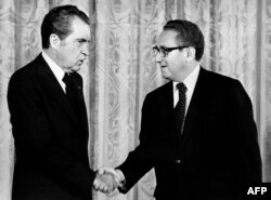 (FILES) Rais wa zamani wa Marekani Richard Nixon (Kushoto) akiwa na Henry Kissinger, Waziri wa Mambo ya Nje, Septemba 1973, Washington.