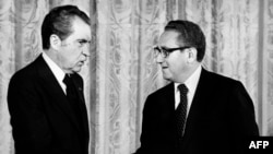 Президент США Річард Ніксон (ліворуч) тисне руку Генрі Кіссінджеру, держсекретарю закордонних справ, вересень 1973 року у Вашингтоні. (Фото AFP)