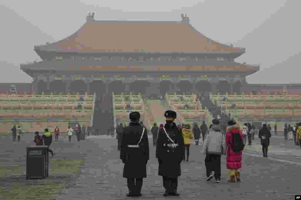 2015年12月22日，中国武警在雾霾下的故宫站岗