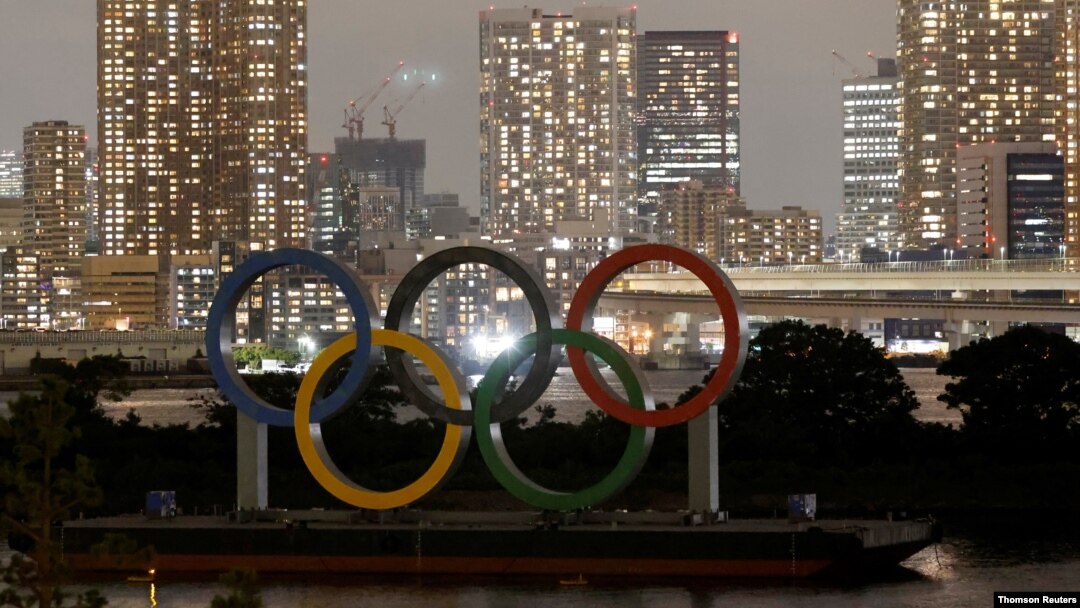 Logo Olimpiade yang dipasang di platform terapung terlihat menjelang Olimpiade Tokyo 2020 di Tokyo. (Foto: Reuters)