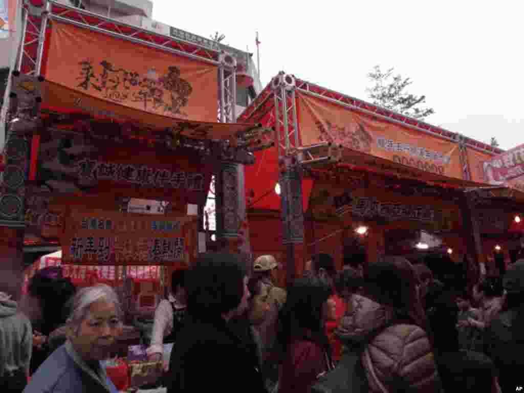 大街上过年喜庆气氛非常浓厚