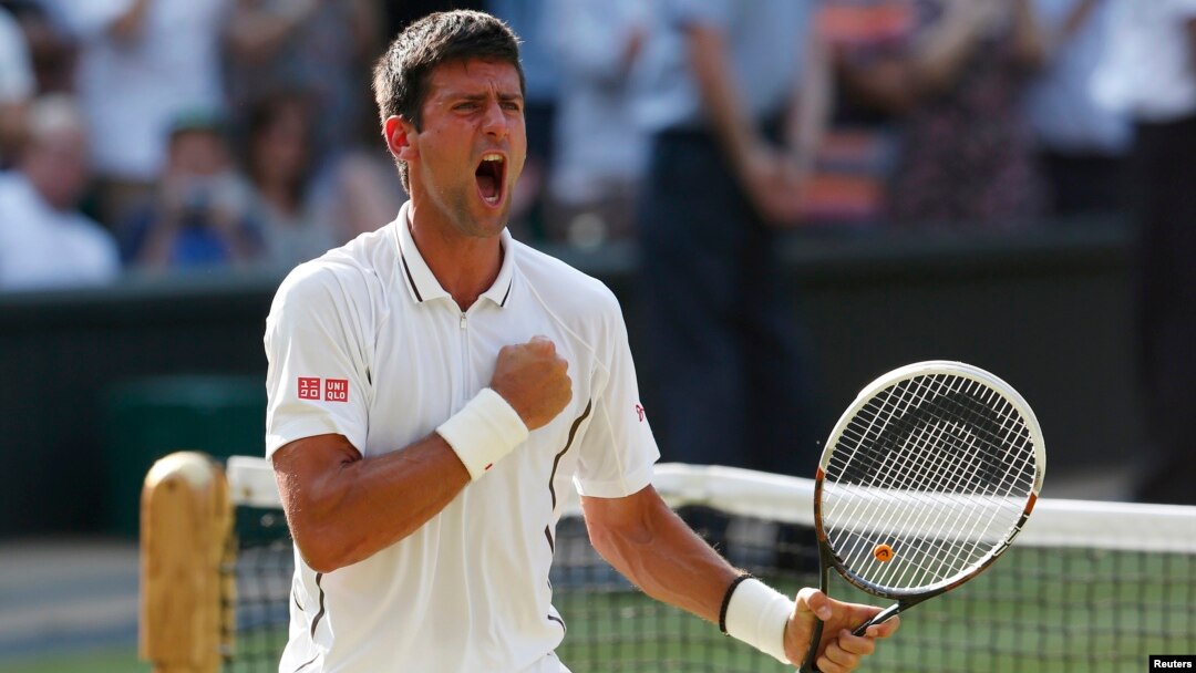 Petenis Serbia, Novak Djokovic dalam sebuah pertandingan pada turnamen grand slam "Wimbledon" di London (foto: dok). 