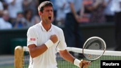 Petenis Serbia, Novak Djokovic dalam sebuah pertandingan pada turnamen grand slam "Wimbledon" di London (foto: dok). 