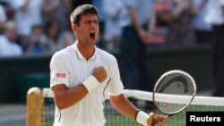 Petenis Serbia Novak Djokovic setelah mengalahkan Juan Martin del Potro dari Argentina dalam semifinal Wimbledon (5/7). (Reuters/Suzanne Plunkett)