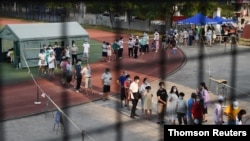 4일 중국 우한 시민들이 신종 코로나바이러스 감염 검사를 받기 위해 줄 서 있다. 