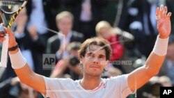 Rafael Nadal menjadi petenis pertama yang menjuara gelar grand slam yang sama sebanyak delapan kali dengan menjuarai Perancis Terbuka, Minggu (9/6). 