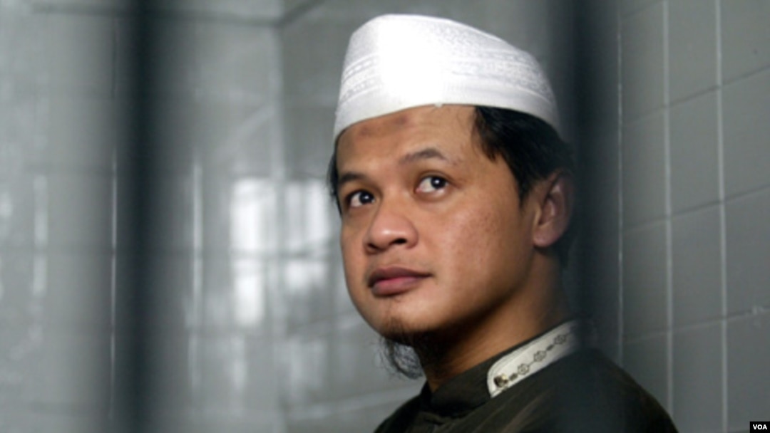 Abdullah Sunata membaca Al-Quran di selnya di gedung Pengadilan Negeri Jakarta Timur sebelum memulai sidangnya, 29 Desember 2010.