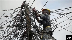 Les coupures d'électricité sont fréquentes au Nigéria... Dans cette photo, un travailleur de Nigeria Power ajuste des cables à Lagos, en juillet 2011