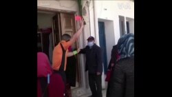 突尼斯手球裁判街头提醒民众防疫 不守规则者“红牌警告”