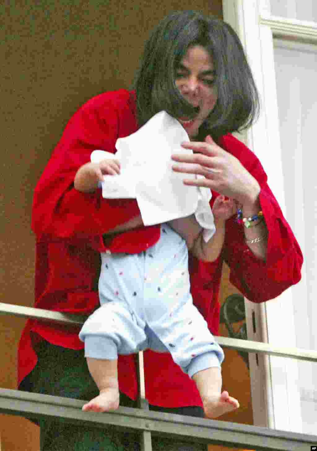 مائیکل جیکسن کو بچھڑے دو برس بیت گئے