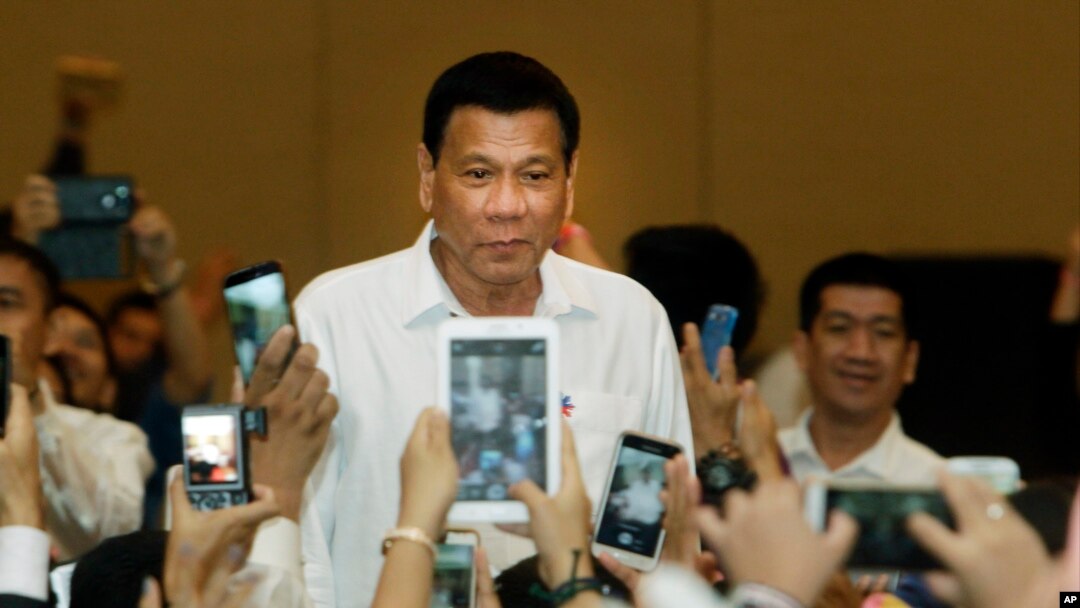 Presiden Filipina Rodrigo Duterte saat bertemu komPhnom Penh, Cambodia, Dec. 13, 2016. 