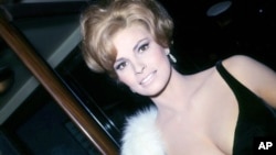 Raquel Welch at the world premiere of The Flight of the Phoenix, at the Carlton Theatre, Haymarket in London, Jan. 20, 1966.