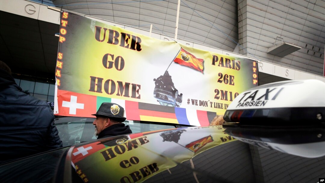 Para supir taksi di Paris menggelar aksi unjuk rasa memprotes layanan Uber yang mereka anggap melakukan persaingan tidak sehat dalam memperebutkan penumpang, 26 Januari 2016. (Foto: dok).